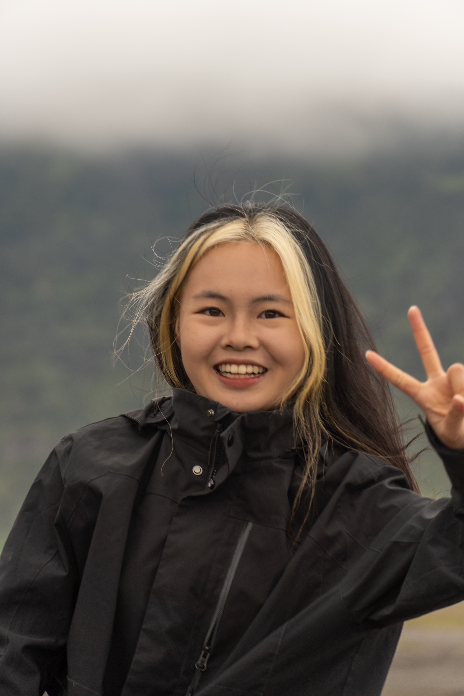 Turista olhando para a câmera, fotografia retirada por assumir protagonismo turístico